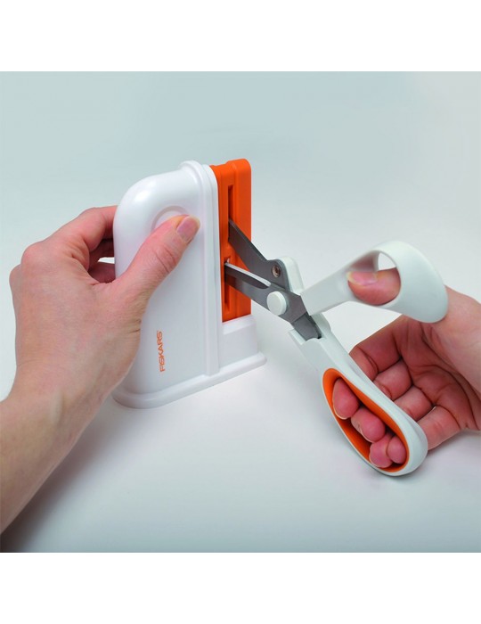 Aiguiseur de ciseaux universel Fiskars blanc