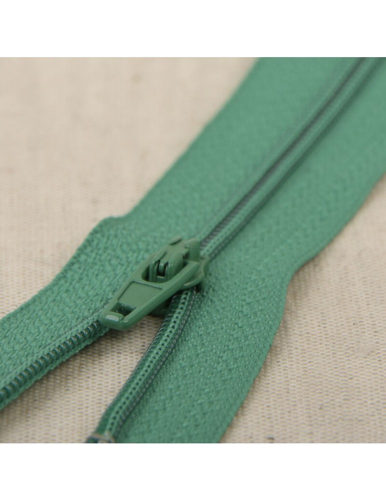 Fermeture fine polyester 35 cm vert Fermeture fine polyester 35 cm vert