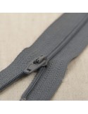 Fermeture fine polyester 35 cm gris Fermeture fine polyester 35 cm gris